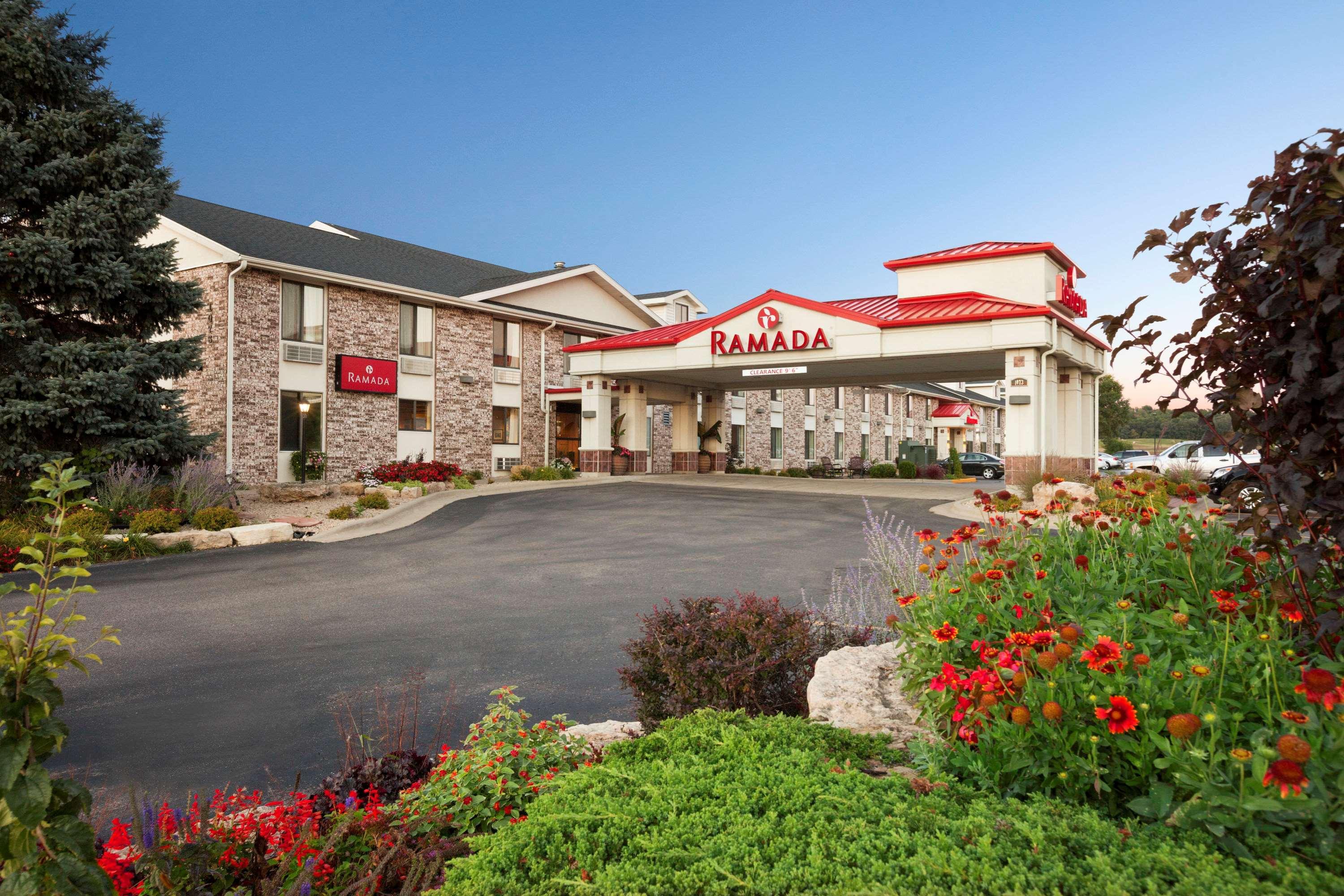 Ramada By Wyndham Wisconsin Dells I-90 Hotel Lake Delton Bagian luar foto